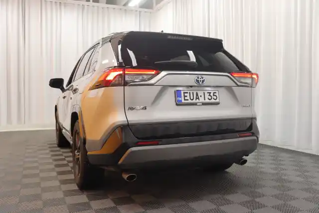 Harmaa Maastoauto, Toyota RAV4 – EUA-135