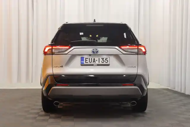 Harmaa Maastoauto, Toyota RAV4 – EUA-135