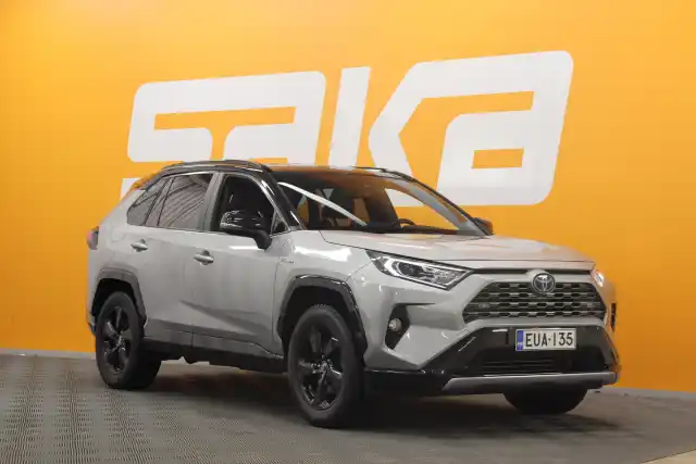 Harmaa Maastoauto, Toyota RAV4 – EUA-135