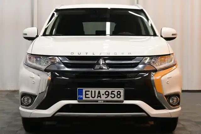 Valkoinen Maastoauto, Mitsubishi OUTLANDER PHEV – EUA-958