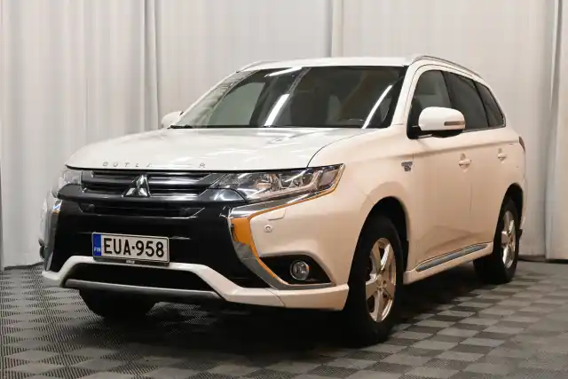 Valkoinen Maastoauto, Mitsubishi OUTLANDER PHEV – EUA-958