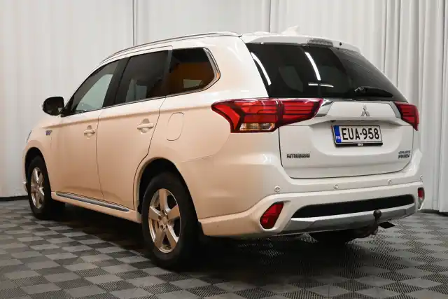 Valkoinen Maastoauto, Mitsubishi OUTLANDER PHEV – EUA-958