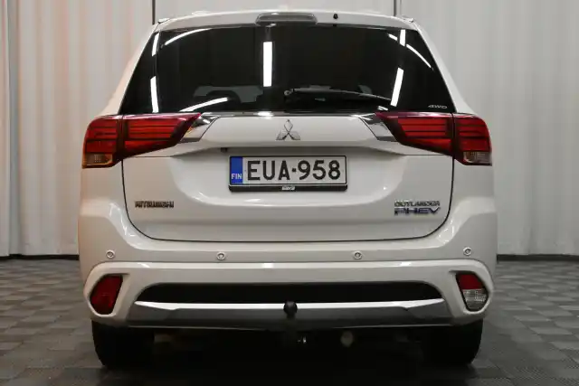 Valkoinen Maastoauto, Mitsubishi OUTLANDER PHEV – EUA-958