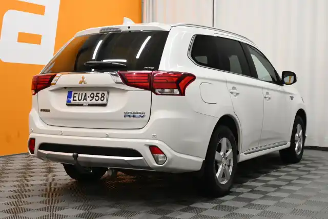 Valkoinen Maastoauto, Mitsubishi OUTLANDER PHEV – EUA-958