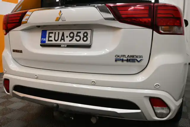 Valkoinen Maastoauto, Mitsubishi OUTLANDER PHEV – EUA-958