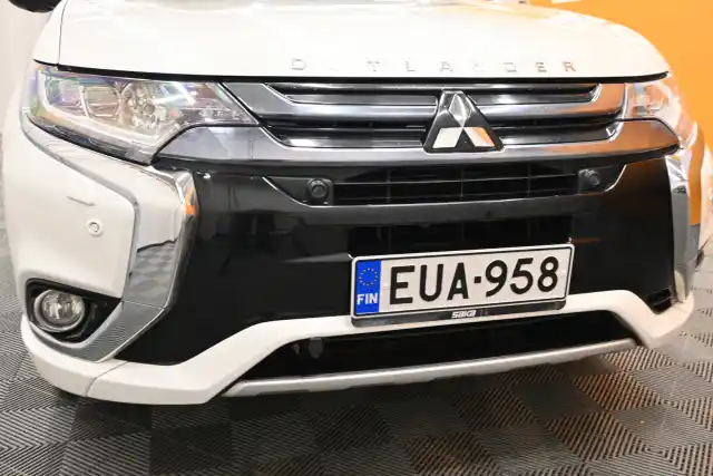 Valkoinen Maastoauto, Mitsubishi OUTLANDER PHEV – EUA-958