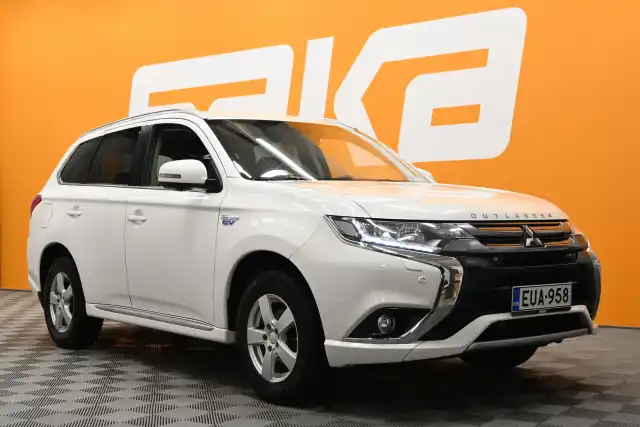 Valkoinen Maastoauto, Mitsubishi OUTLANDER PHEV – EUA-958