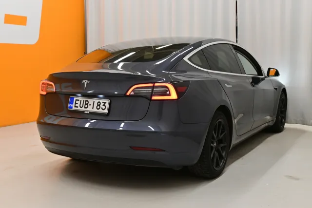 Harmaa Sedan, Tesla Model 3 – EUB-183