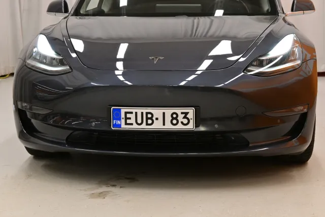 Harmaa Sedan, Tesla Model 3 – EUB-183
