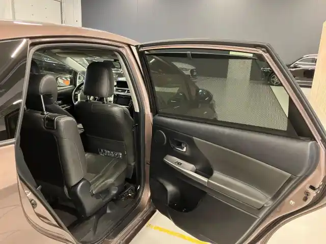 Ruskea (beige) Tila-auto, Toyota PRIUS+ – EUC-388