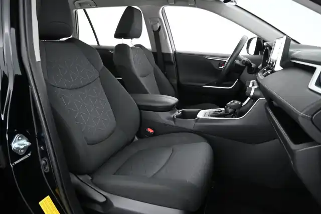 Musta Maastoauto, Toyota RAV4 – EUC-682
