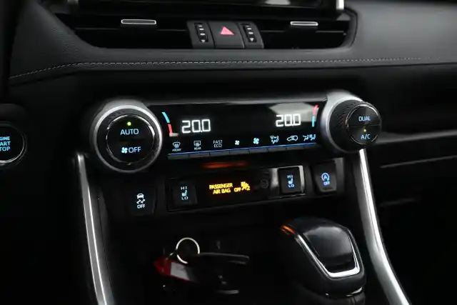 Musta Maastoauto, Toyota RAV4 – EUC-682