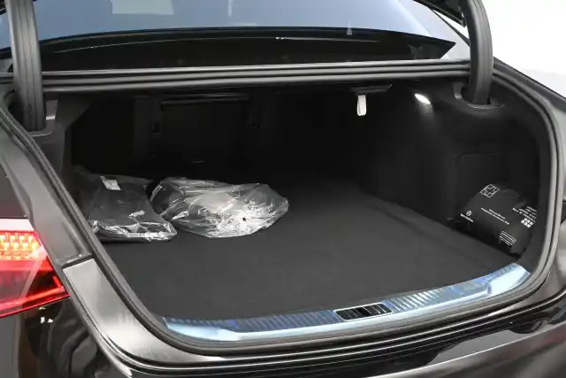 Musta Sedan, Mercedes-Benz S – EUE-186