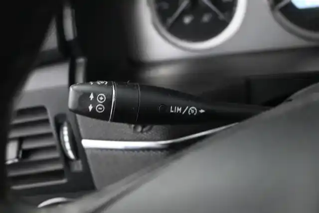 Harmaa Maastoauto, Mercedes-Benz GLK – EUG-615