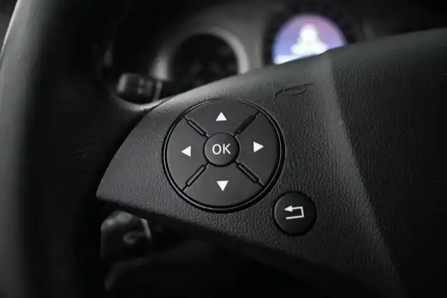 Harmaa Maastoauto, Mercedes-Benz GLK – EUG-615