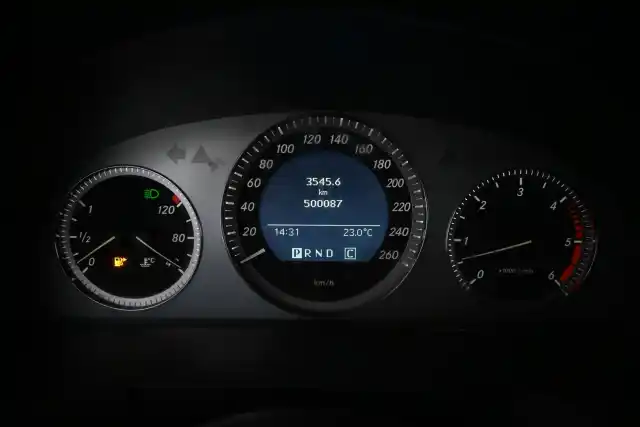 Harmaa Maastoauto, Mercedes-Benz GLK – EUG-615