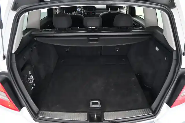 Harmaa Maastoauto, Mercedes-Benz GLK – EUG-615
