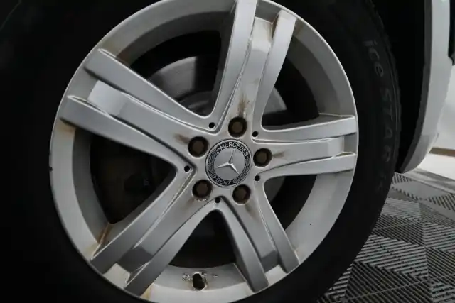 Harmaa Maastoauto, Mercedes-Benz GLK – EUG-615