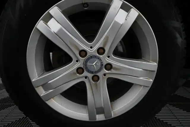 Harmaa Maastoauto, Mercedes-Benz GLK – EUG-615