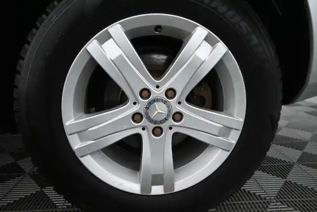 Harmaa Maastoauto, Mercedes-Benz GLK – EUG-615