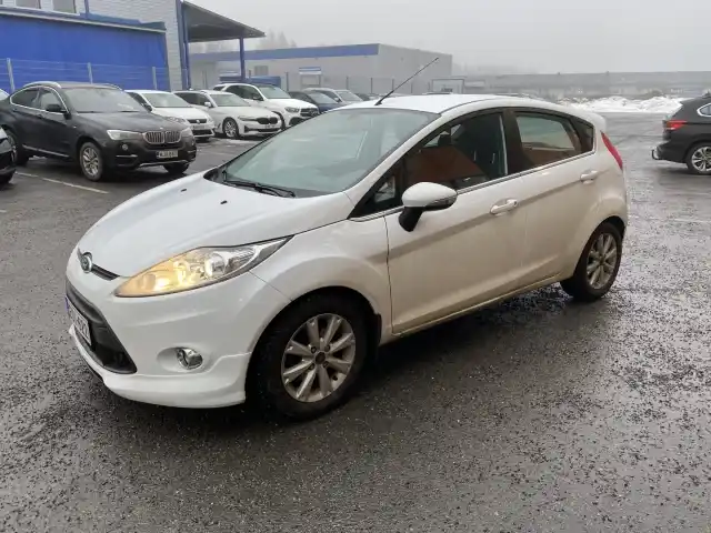 Valkoinen Viistoperä, Ford Fiesta – EUI-622