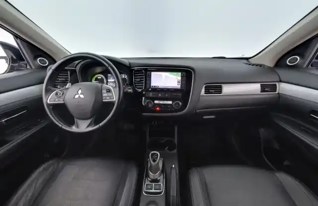 Musta Maastoauto, Mitsubishi OUTLANDER PHEV – EUJ-821