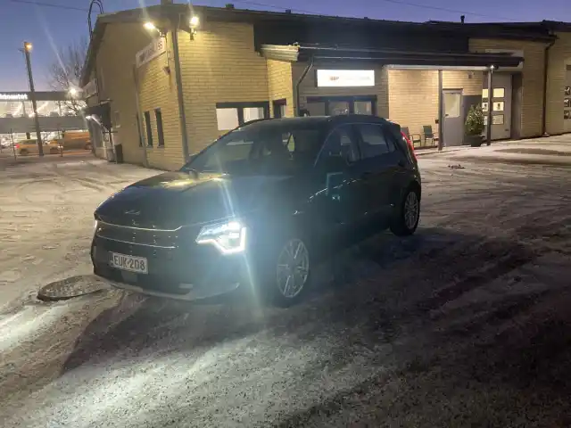 Musta Maastoauto, Kia Niro – EUK-208