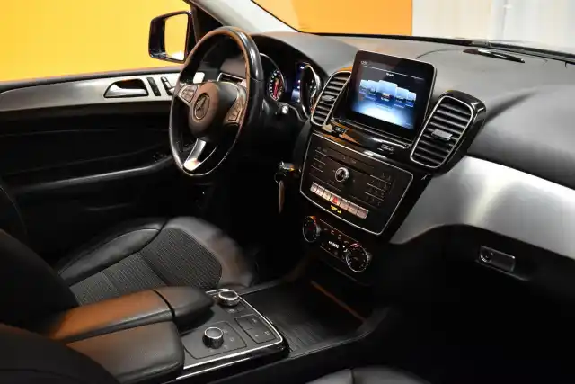 Sininen Maastoauto, Mercedes-Benz GLE – EUL-493