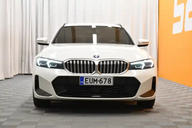 Valkoinen Farmari, BMW 330 – EUM-678