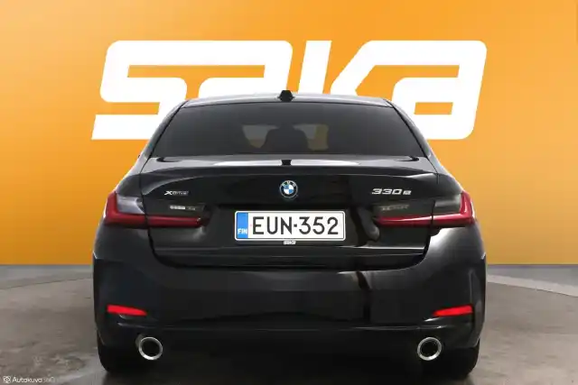 Musta Sedan, BMW 330 – EUN-352