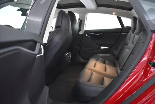 Punainen Sedan, Tesla Model S – EUN-493