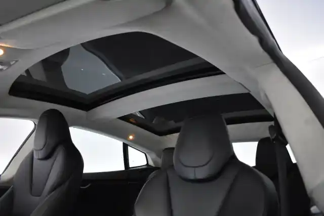 Punainen Sedan, Tesla Model S – EUN-493