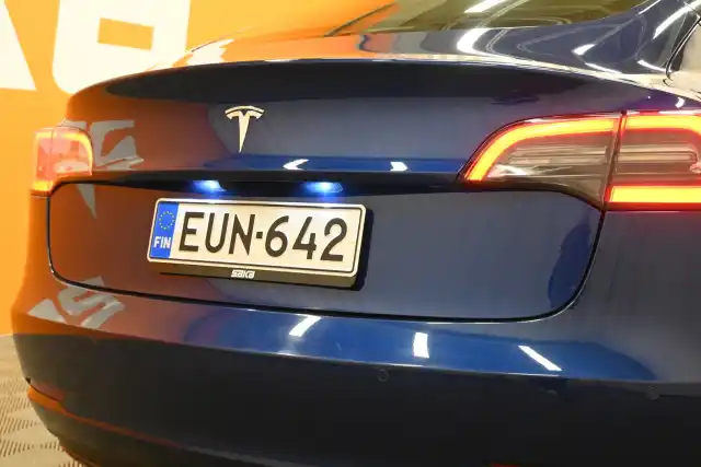  Sedan, Tesla Model 3 – EUN-642