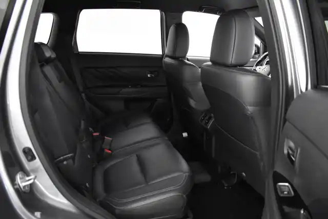 Harmaa Maastoauto, Mitsubishi OUTLANDER PHEV – EUO-247