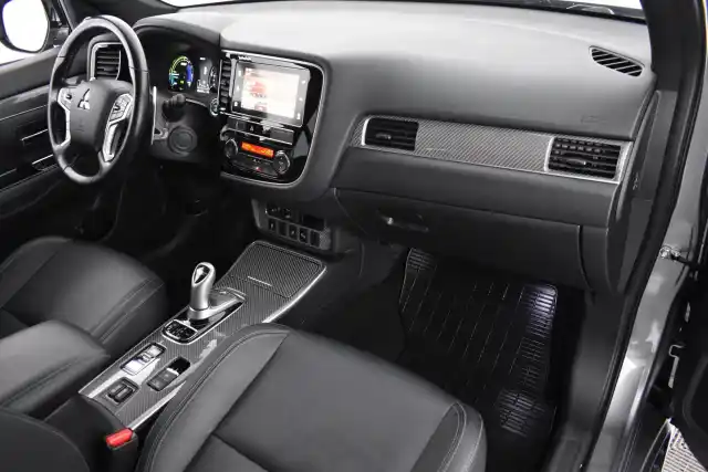 Harmaa Maastoauto, Mitsubishi OUTLANDER PHEV – EUO-247