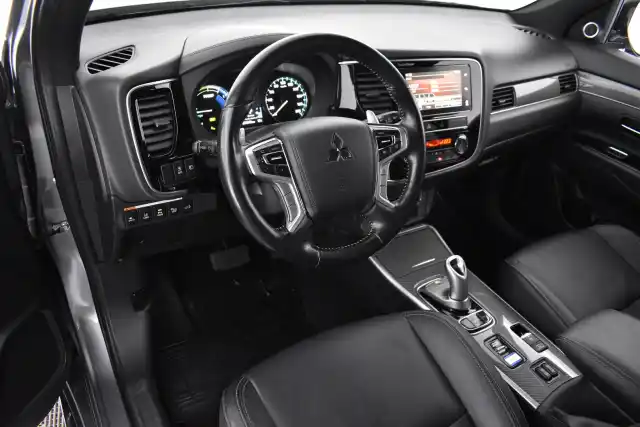 Harmaa Maastoauto, Mitsubishi OUTLANDER PHEV – EUO-247