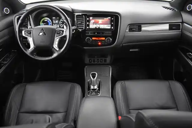 Harmaa Maastoauto, Mitsubishi OUTLANDER PHEV – EUO-247
