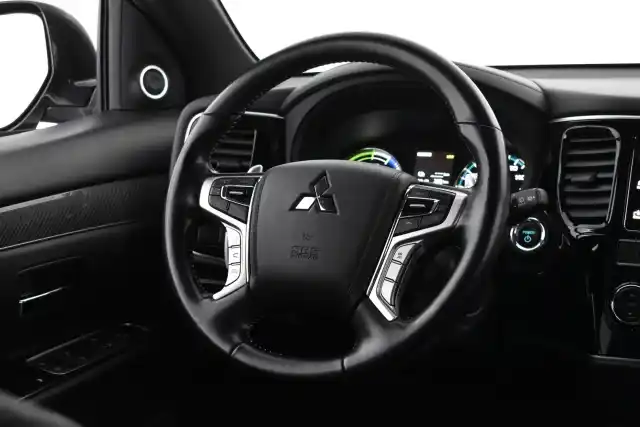 Harmaa Maastoauto, Mitsubishi OUTLANDER PHEV – EUO-247