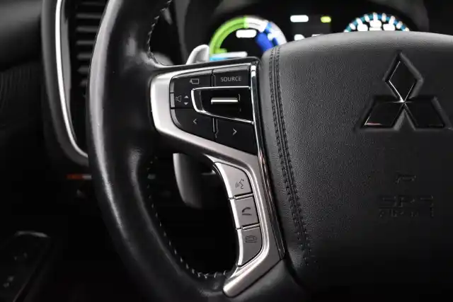 Harmaa Maastoauto, Mitsubishi OUTLANDER PHEV – EUO-247