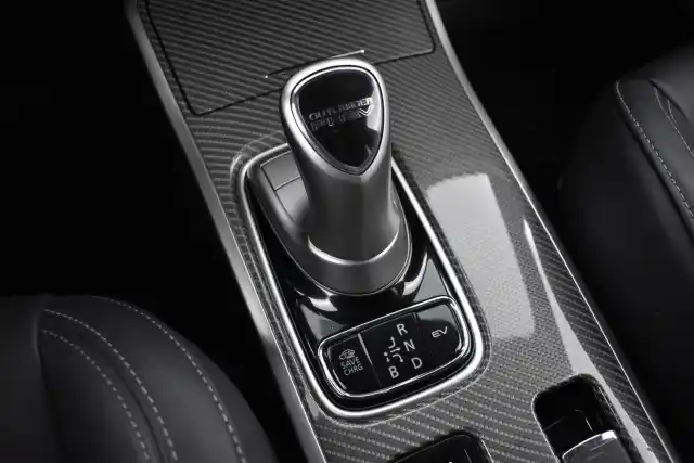 Harmaa Maastoauto, Mitsubishi OUTLANDER PHEV – EUO-247
