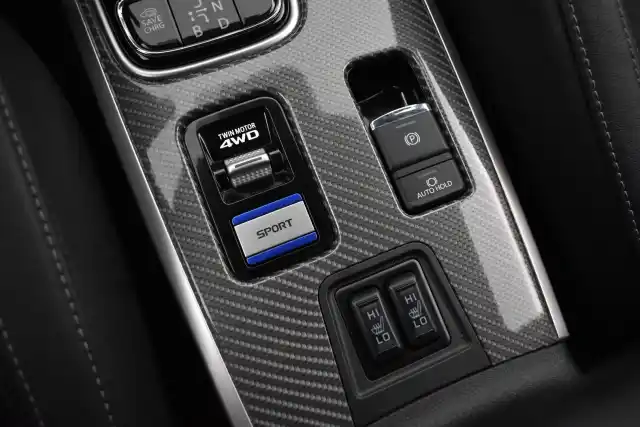 Harmaa Maastoauto, Mitsubishi OUTLANDER PHEV – EUO-247