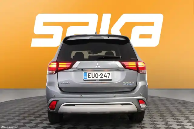 Harmaa Maastoauto, Mitsubishi OUTLANDER PHEV – EUO-247