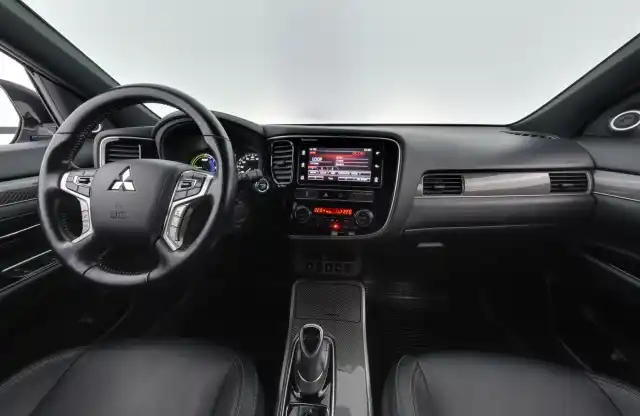 Harmaa Maastoauto, Mitsubishi OUTLANDER PHEV – EUO-247