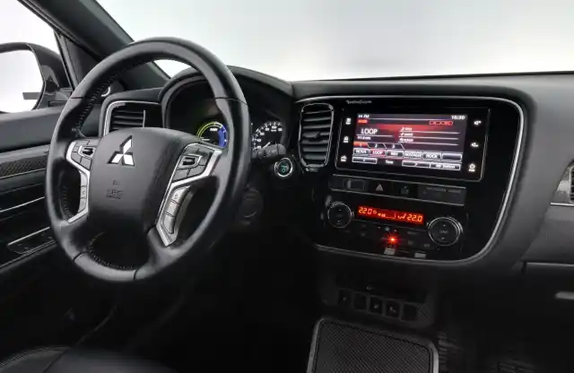 Harmaa Maastoauto, Mitsubishi OUTLANDER PHEV – EUO-247
