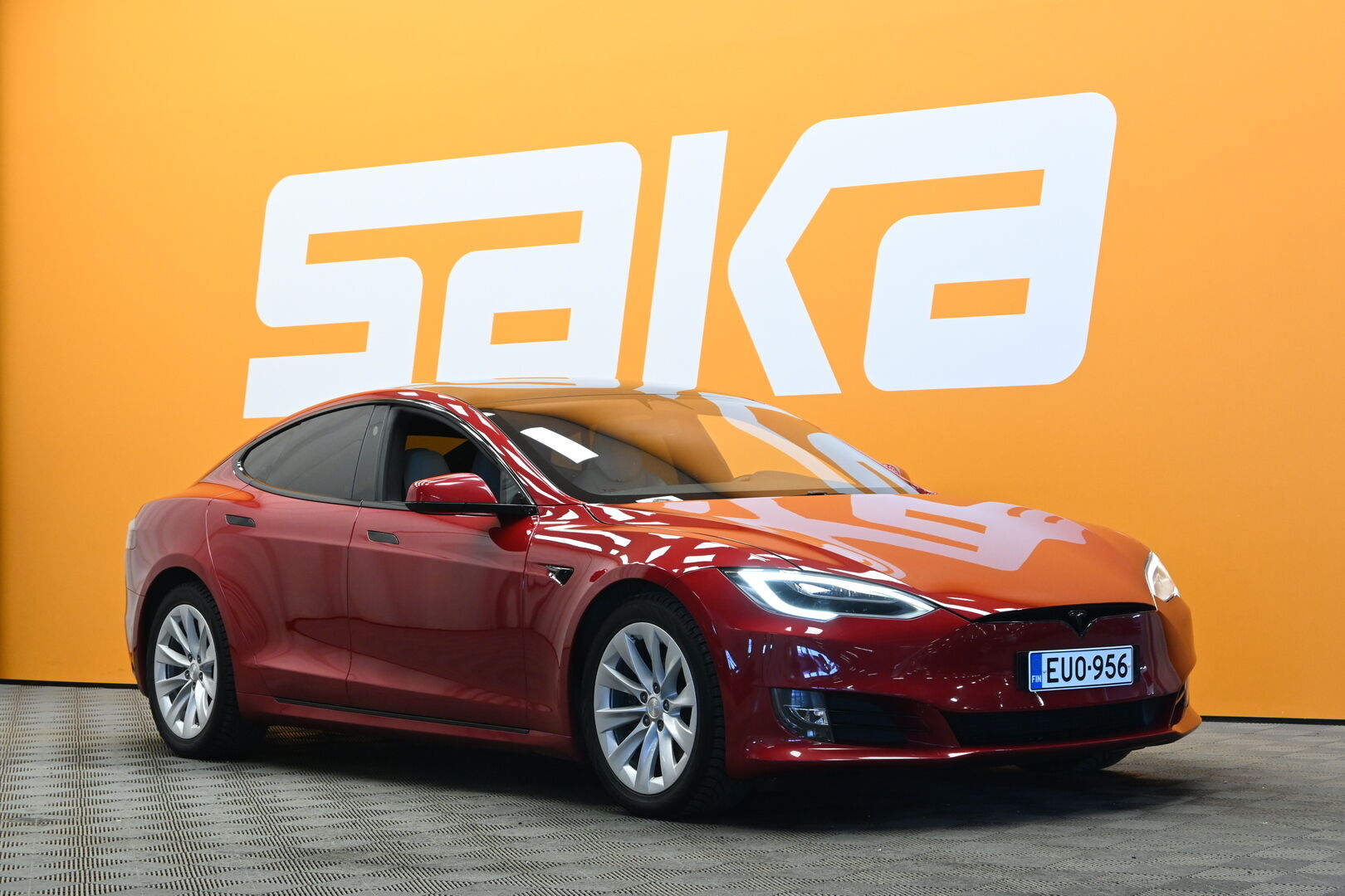 Punainen Sedan, Tesla Model S – EUO-956