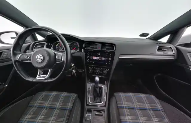 Valkoinen Viistoperä, Volkswagen Golf – EUR-875