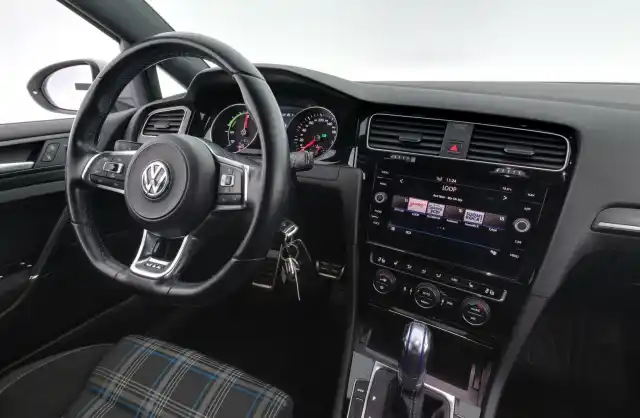 Valkoinen Viistoperä, Volkswagen Golf – EUR-875