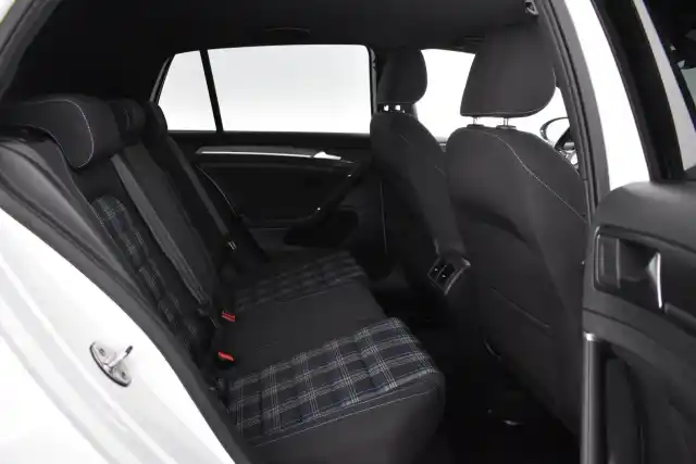 Valkoinen Viistoperä, Volkswagen Golf – EUR-875