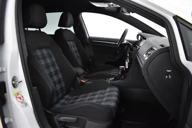 Valkoinen Viistoperä, Volkswagen Golf – EUR-875