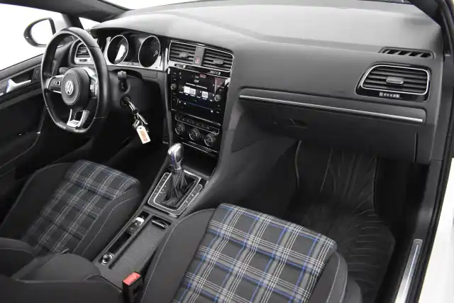 Valkoinen Viistoperä, Volkswagen Golf – EUR-875